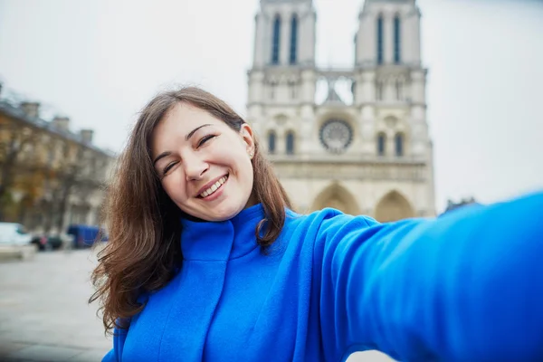 Hermoso turista en París en un día de otoño, haciendo selfie —  Fotos de Stock