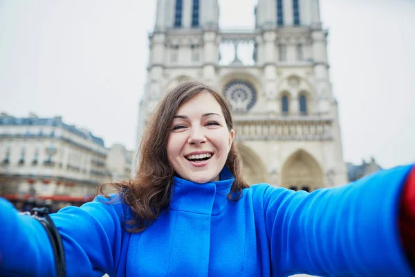 Schöne Touristin in Paris an einem Herbsttag und macht Selfie — Stockfoto