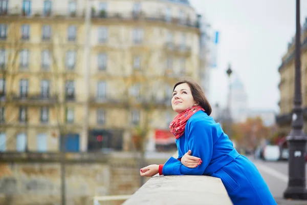 Beautiful tourist in Paris on a fall day — Stock Photo, Image