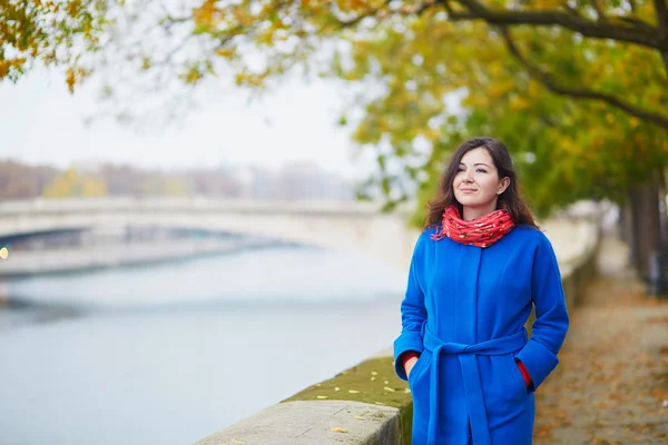 Belo turista em Paris em um dia de outono — Fotografia de Stock