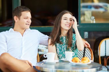 Bir rahat açık Café Paris, Fransa'da genç Romantik Çift