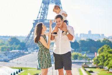Mutlu aile Paris, Fransa'da kendi tatil keyfi