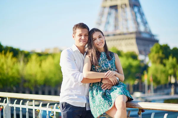 Mladý romantický pár tráví svou dovolenou v Paříži — Stock fotografie