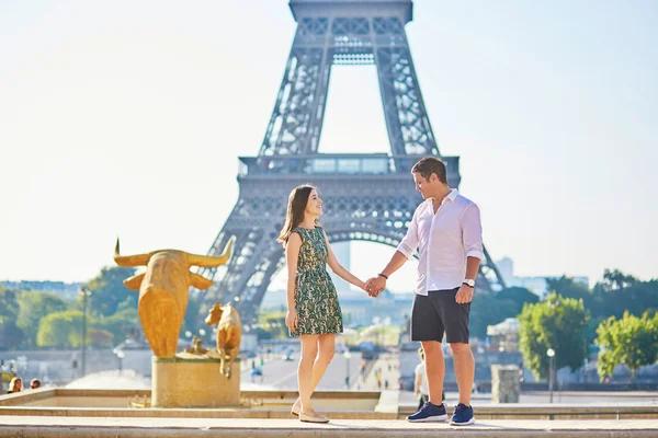 在巴黎埃菲尔铁塔附近的年轻浪漫的情侣 — 图库照片