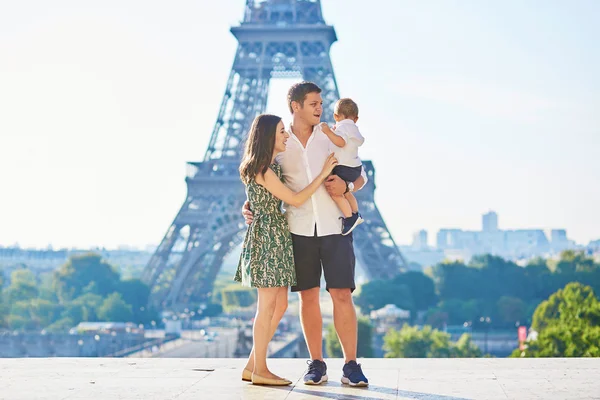 Glückliche Familie genießt ihren Urlaub in Paris, Frankreich — Stockfoto