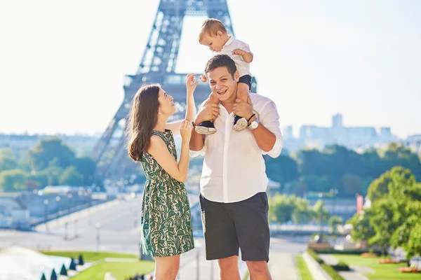 Lycklig familj njuter av sin semester i Paris — Stockfoto