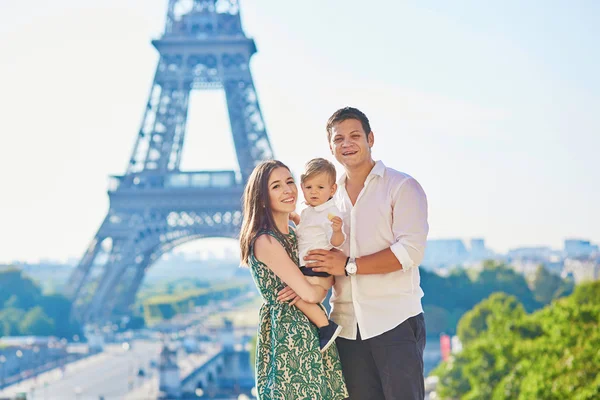 Glückliche Familie genießt ihren Urlaub in Paris, Frankreich — Stockfoto