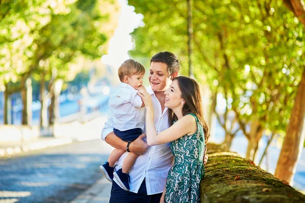 Happy family of three enjoying their vacation in Paris — Stock Photo, Image