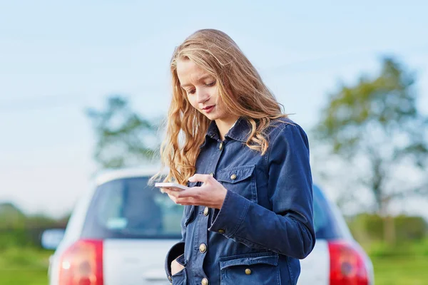 助けを求めて壊れた車に近い若い女性 — ストック写真