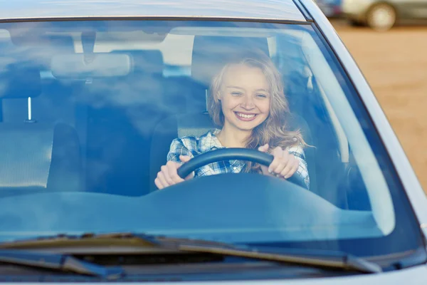 开汽车的年轻妇女 — 图库照片