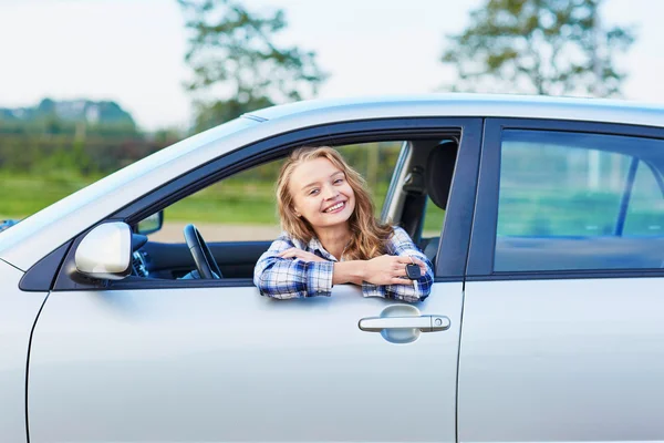 Vrouw kijken uit het raam van de auto — Stockfoto
