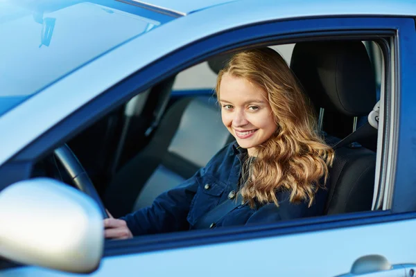 Молодая женщина за рулем автомобиля — стоковое фото