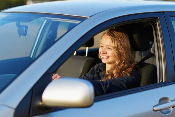 Jonge vrouw rijden een auto — Stockfoto