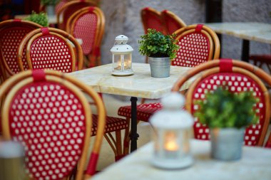Paris açık kafe tabloları