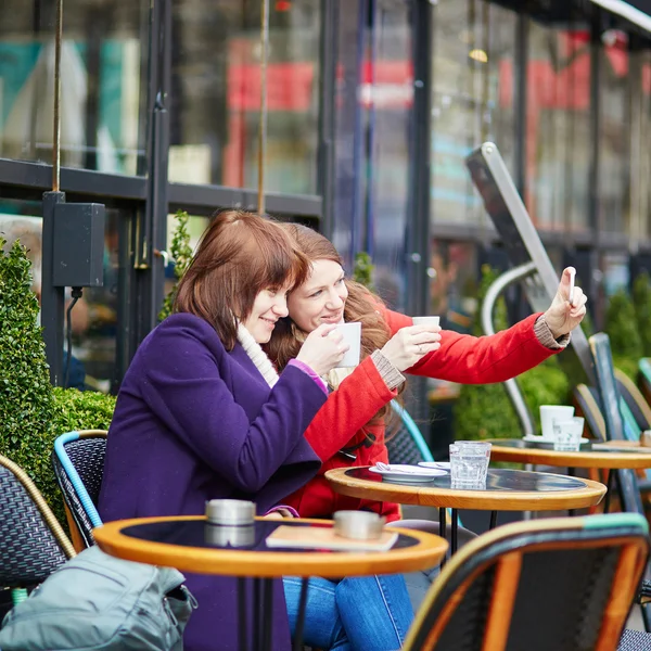 Две девушки в парижском уличном кафе — стоковое фото