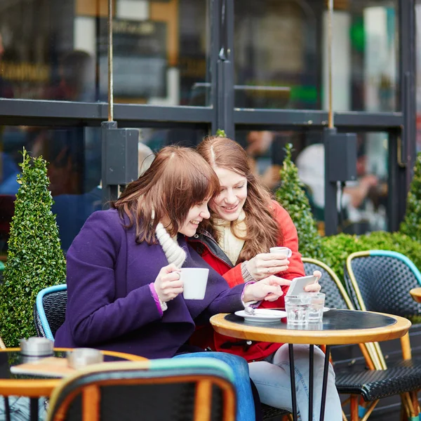 Paris Caddesi café'de iki kız — Stok fotoğraf