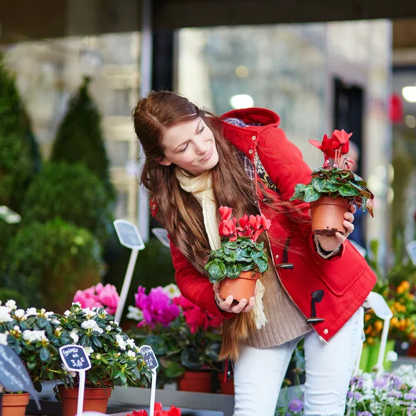 Belle jeune femme sélectionnant des fleurs fraîches au marché parisien — Photo