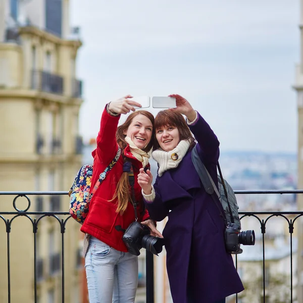 Toeristen op Montmarte in Parijs — Stockfoto