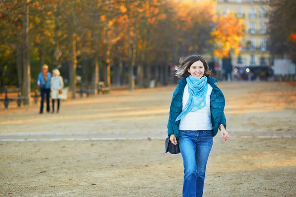 Fröhliche junge Pariserin an einem sonnigen Herbsttag — Stockfoto