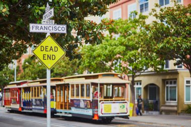 Sokak tabelası ve San Francisco otomobillerde kablo