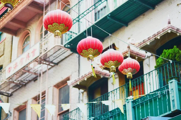 Rote chinesische laternen in chinatown von san francisco — Stockfoto