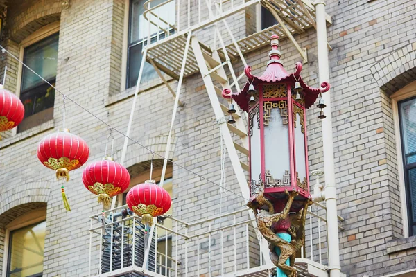 Rote chinesische laternen in chinatown von san francisco — Stockfoto