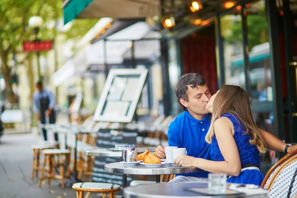 Vackra unga dating par i parisisk café — Stockfoto