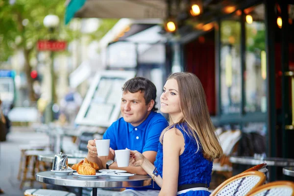 Krásná mladá datování pár v pařížské kavárně — Stock fotografie