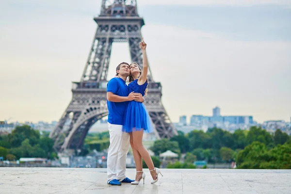 Hermosa joven citas pareja en París — Foto de Stock