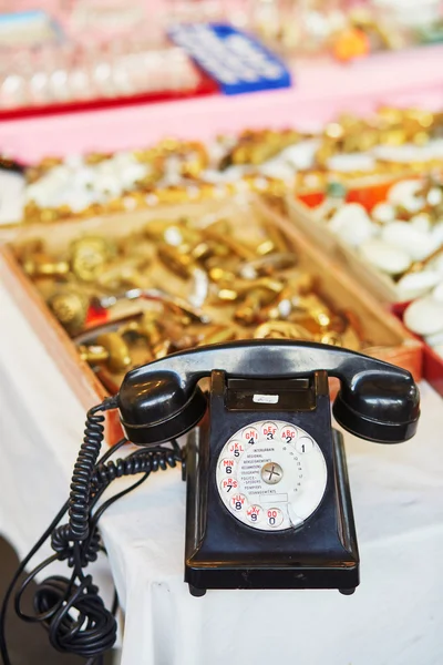 Vintage telefon a bolhapiac — Stock Fotó