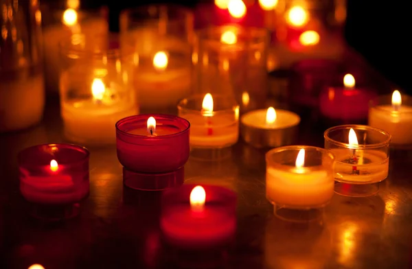 Velas de iglesia en candelabros rojos y amarillos —  Fotos de Stock