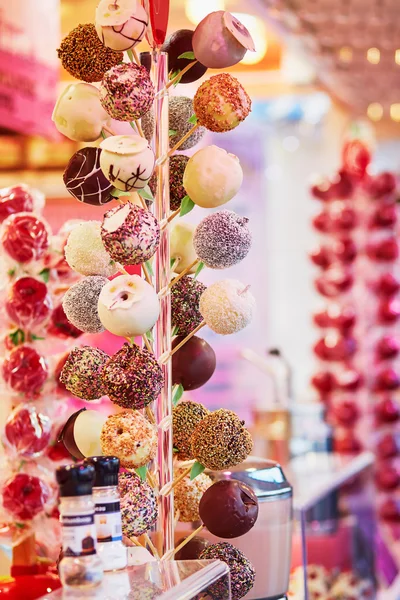 Manzanas en glaseado de chocolate en el mercado de Navidad parisino — Foto de Stock