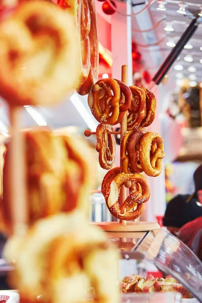 Salt pretzels at Parisian Christmas market — Stock Photo, Image