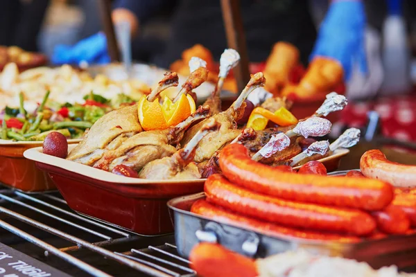 Baked chicken and sausages at Parisian Christmas market — Stock Photo, Image