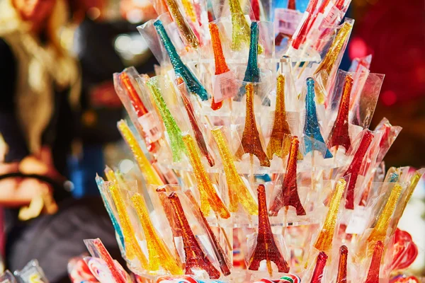 Kleurrijke lollies in de vorm van kleine Eiffel torens — Stockfoto