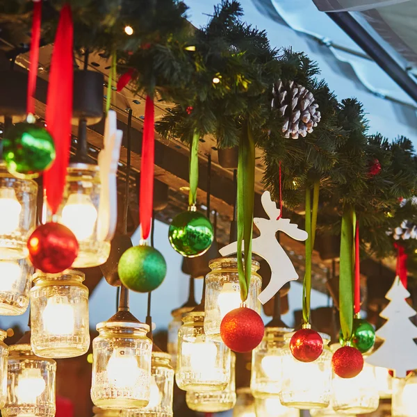 Kerstversiering en glas lantaarns op Parijse kerstmarkt — Stockfoto