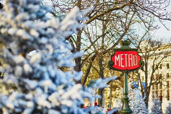 Parisian metro sign with trees covered with snow — Stock Photo, Image