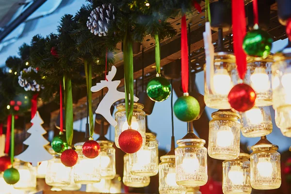 Kerstversiering en glas lantaarns op Parijse kerstmarkt — Stockfoto