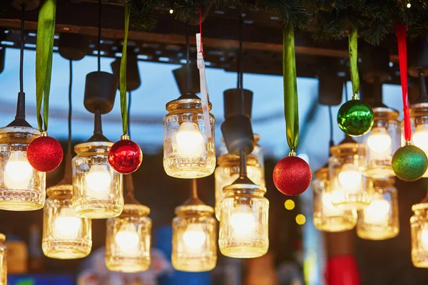 Kerstversiering en glas lantaarns op Parijse kerstmarkt — Stockfoto
