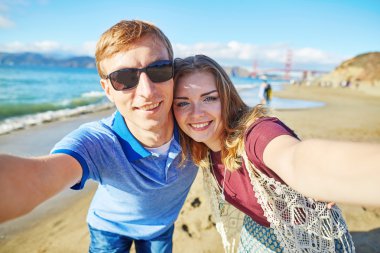 Romantik sevgi dolu çift selfie San Francisco yapma