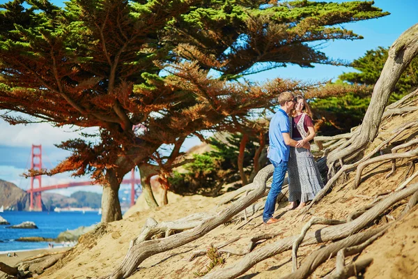 Romantisk par som har en date i San Francisco – stockfoto