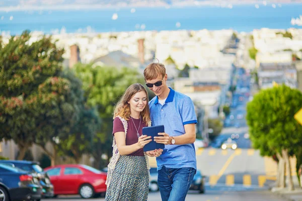 Pareja romántica de turistas utilizando tableta en San Francisco, California, Estados Unidos —  Fotos de Stock