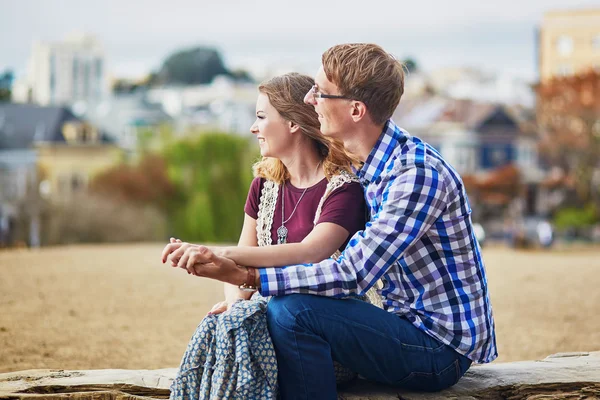 Pareja amorosa romántica teniendo una cita en San Francisco —  Fotos de Stock