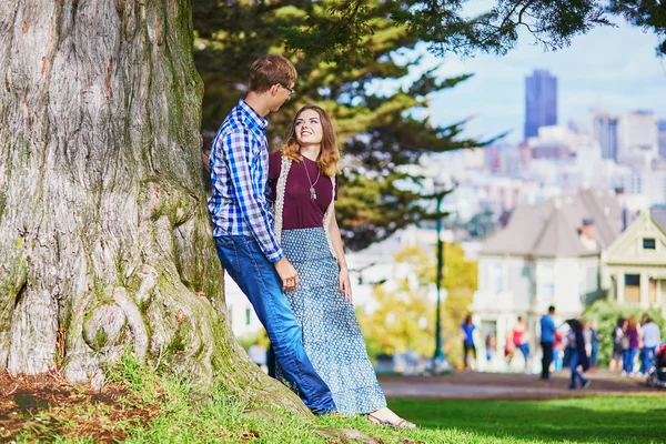 Pareja amorosa romántica teniendo una cita en San Francisco —  Fotos de Stock