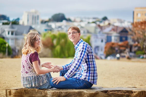 Pareja amorosa romántica teniendo una cita en San Francisco —  Fotos de Stock