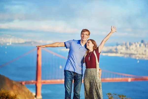 Романтическая влюбленная пара, встречающаяся в Сан-Франциско — стоковое фото