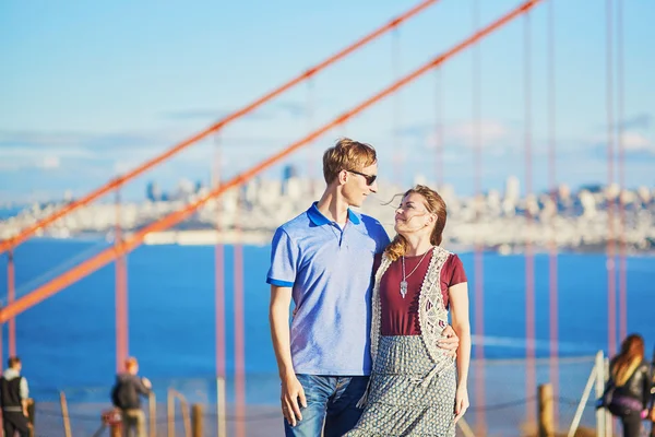 Pareja amorosa romántica teniendo una cita en San Francisco —  Fotos de Stock