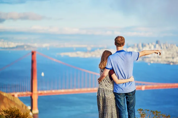 Pareja amorosa romántica teniendo una cita en San Francisco —  Fotos de Stock