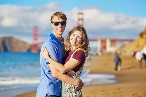 Romantica coppia amorevole avendo un appuntamento sulla spiaggia di Baker a San Francisco — Foto Stock