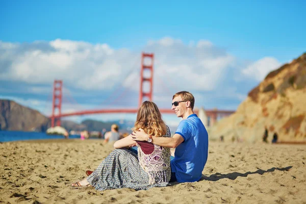 Casal amoroso romântico ter um encontro na praia Baker em San Francisco — Fotografia de Stock